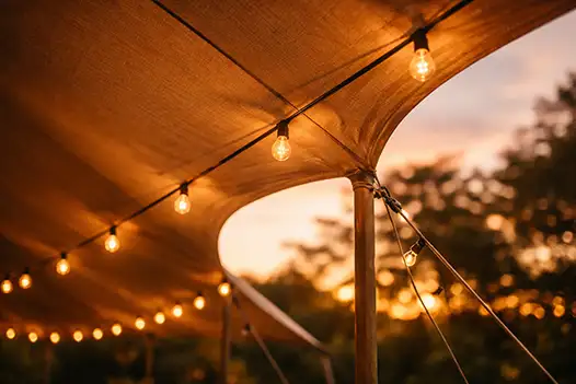 Detail van stretchtent met sfeerverlichting in warme avondgloed